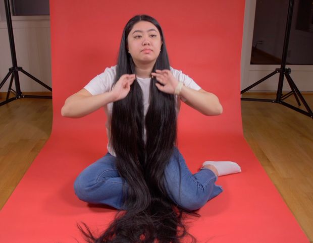 VIDEO - Really long black hair on red