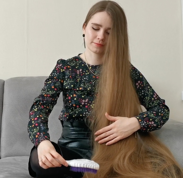 VIDEO - Using floor length hair as a blanket