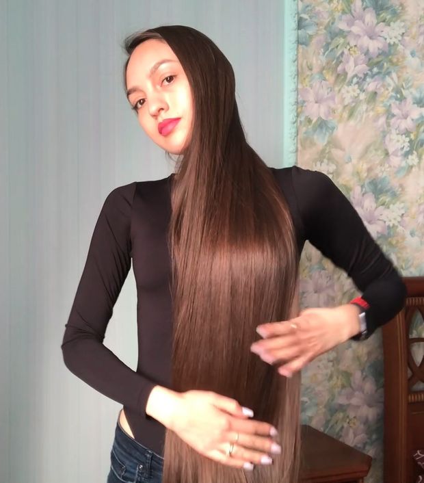 VIDEO - Alina&#x27;s long hair covering and smelling
