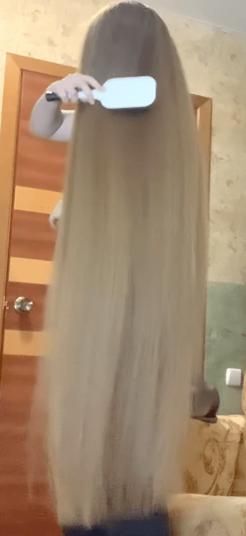 VIDEO - Soft, silky blonde knee length hair