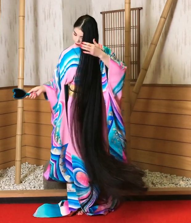 VIDEO - Super long Asian hair