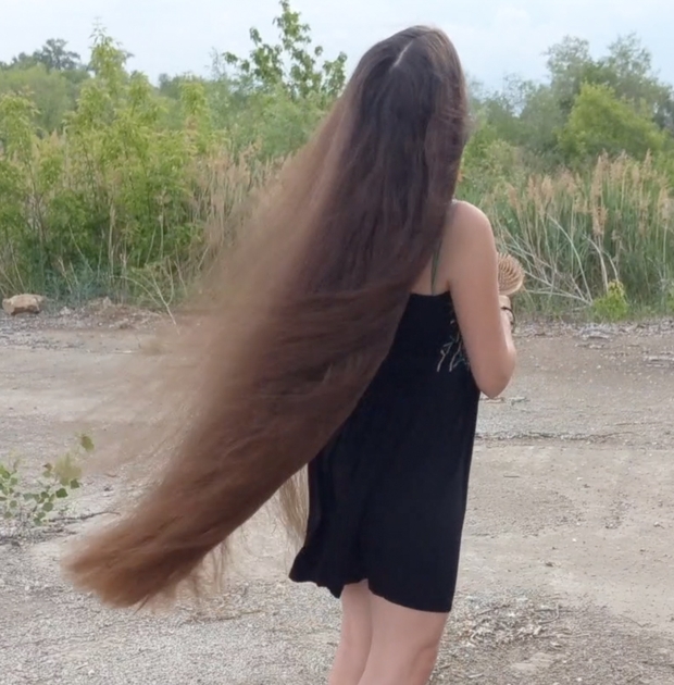 VIDEO - Displaying her massive mane in the wind
