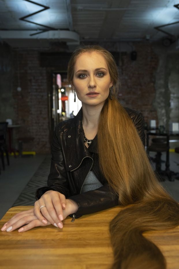 PHOTO SET - Blonde locks, black leather jacket