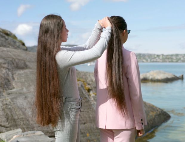 VIDEO - Two sisters by the sea