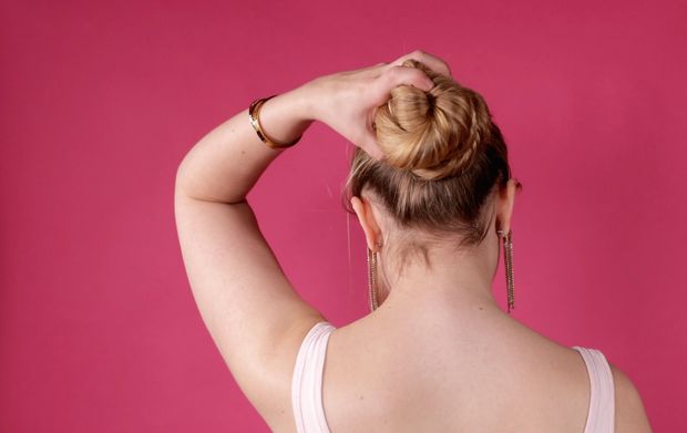 VIDEO - The ponytail and bun show perfection on pink