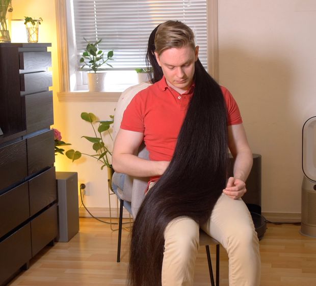 VIDEO - Using her hair as his own