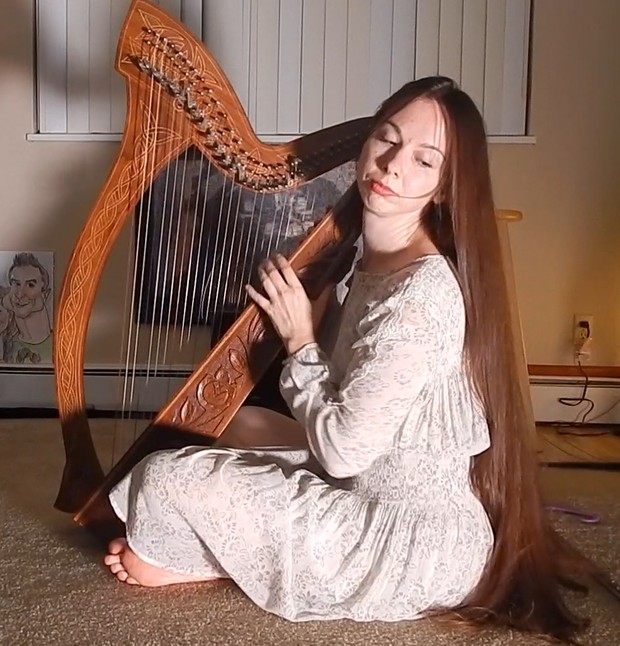 VIDEO - The long haired harpist