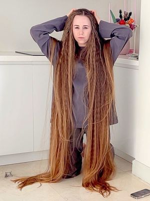 VIDEO - Awesome ankle length hair in the kitchen