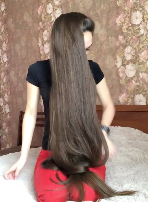 VIDEO - Super soft bundrops in front of her face