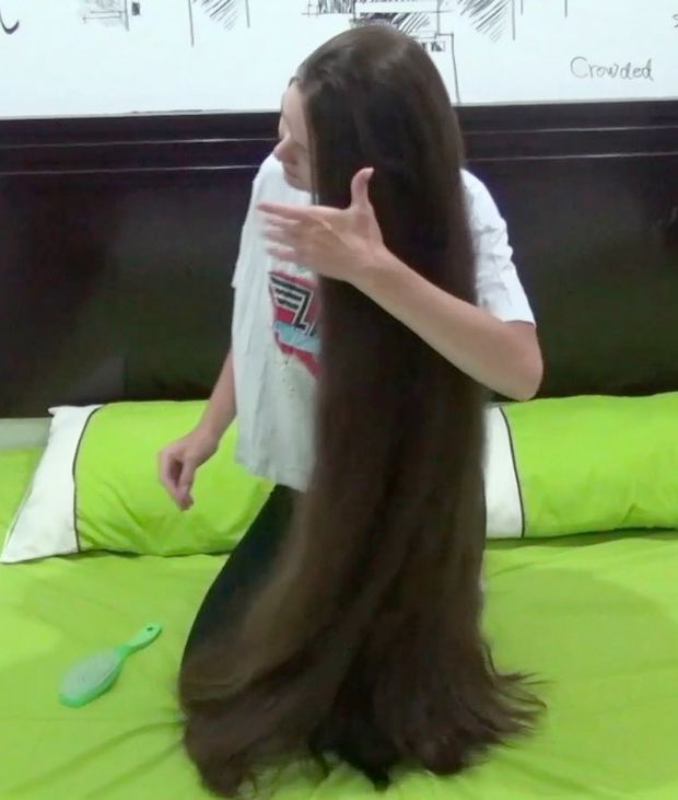 VIDEO - A young woman with a passion for extreme hair lengths