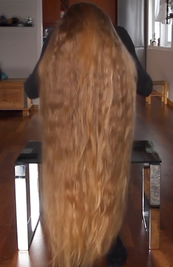 VIDEO - Rakel&#x27;s table hair play