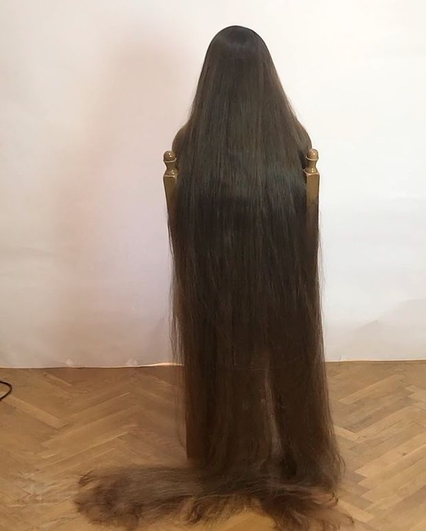 VIDEO - Floor length hair display