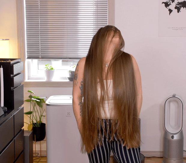 VIDEO - Bundrops in front of her face 2
