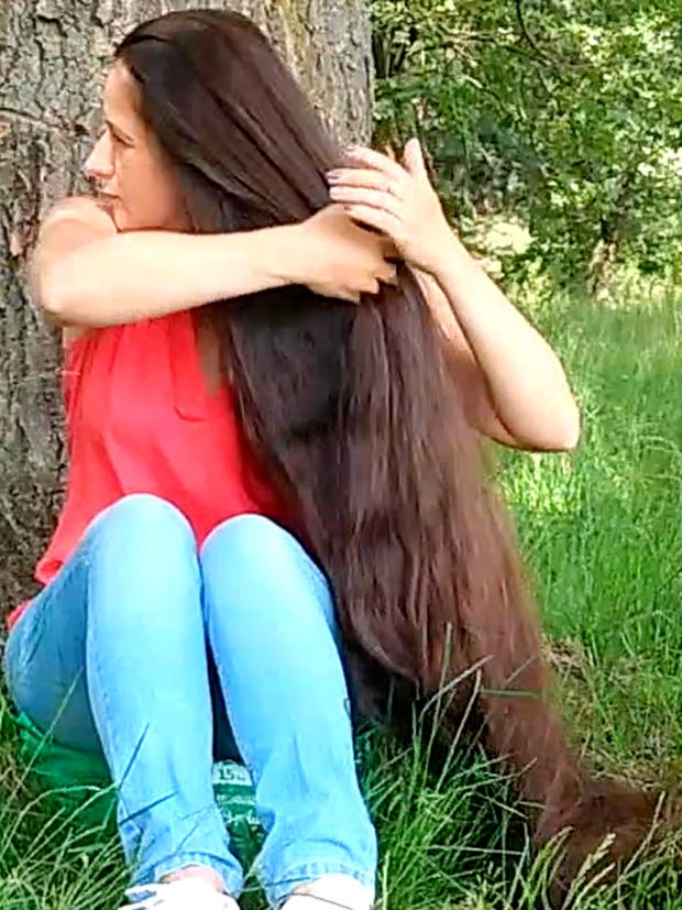 VIDEO - Super long hair by the tree
