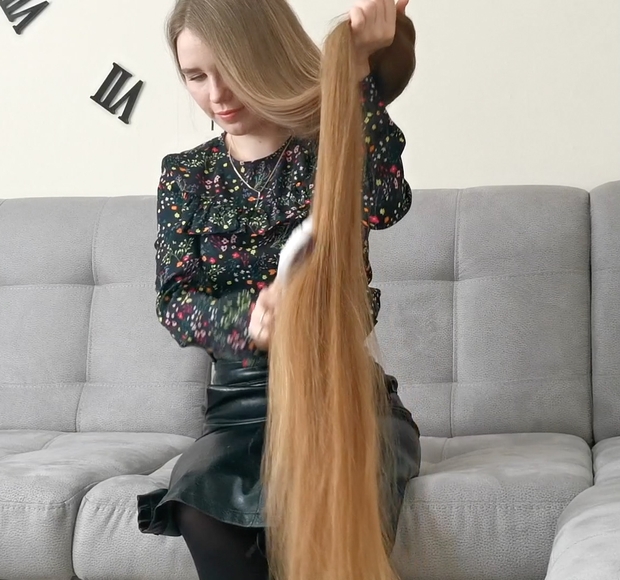VIDEO - Using floor length hair as a blanket