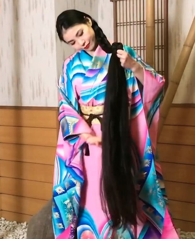 VIDEO - Super long Asian hair