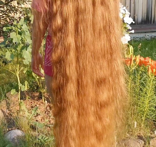 VIDEO - Tons of shampoo for very long blonde hair
