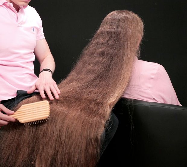 VIDEO - The hair brushing assistant