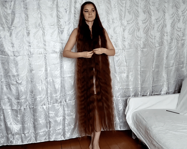 VIDEO - Margarita&#x27;s super long, creative hair play