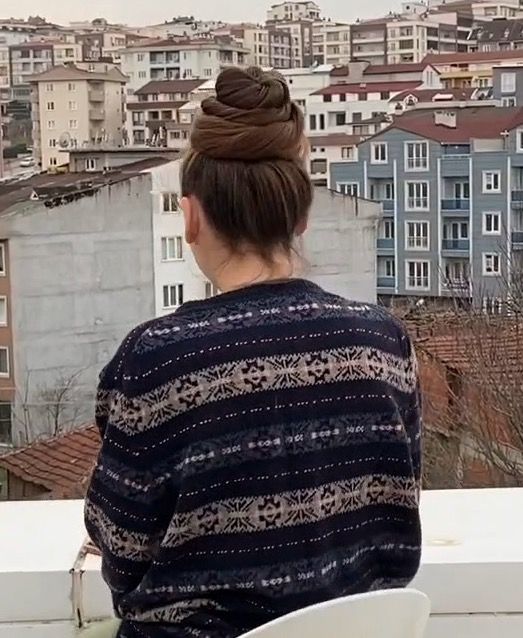VIDEO - The girl with the huge buns