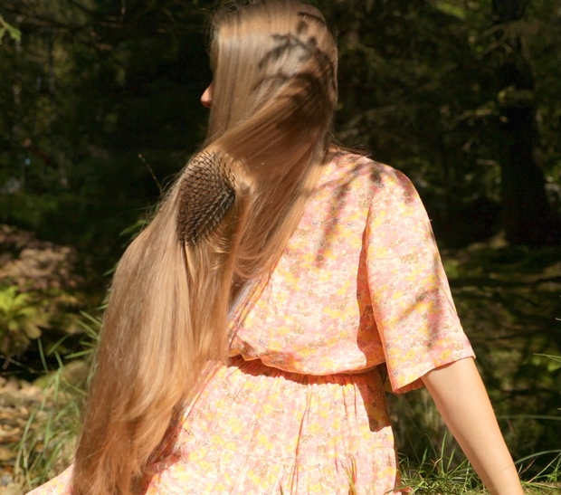 VIDEO - Magical hair brushing