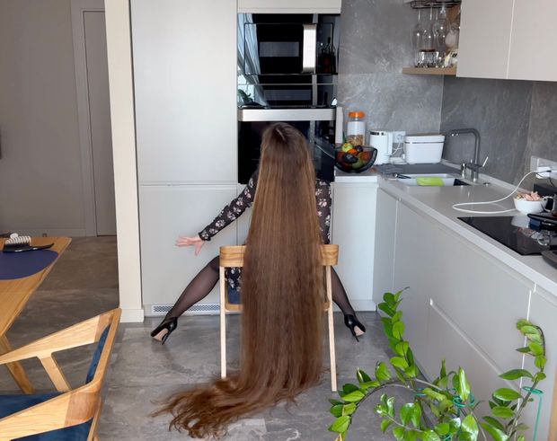 VIDEO - Lady with two meter long hair
