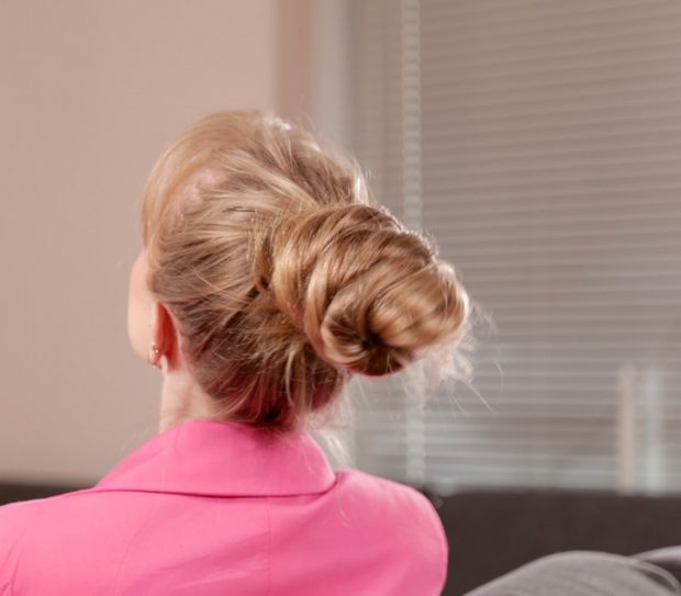 VIDEO - Extreme blonde bun elegance