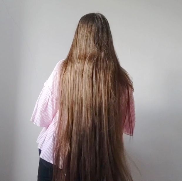 VIDEO - Pink shirt, shiny hair