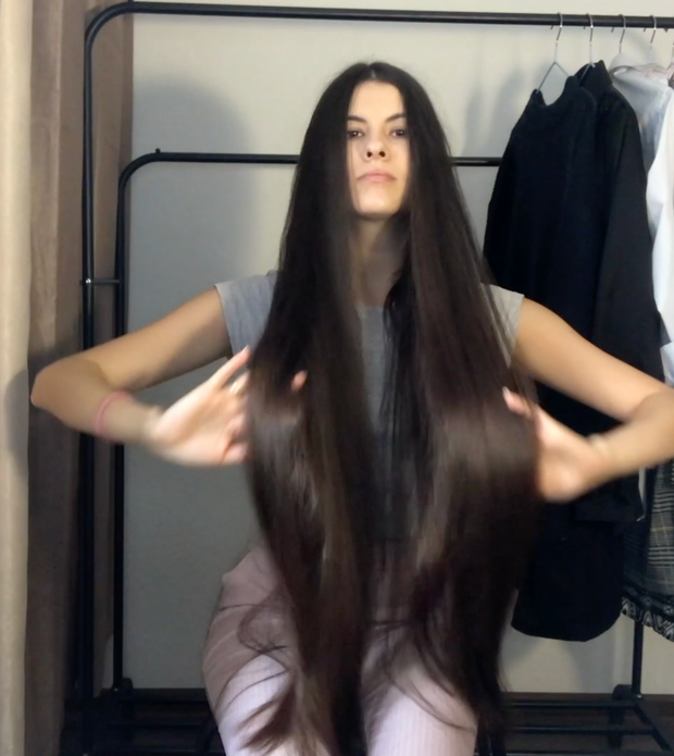 VIDEO - A silky, long, dark mane