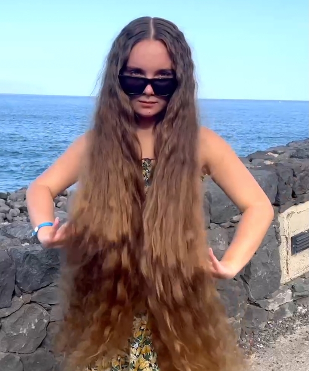 VIDEO - Natalia&#x27;s beautiful hair show by the sea