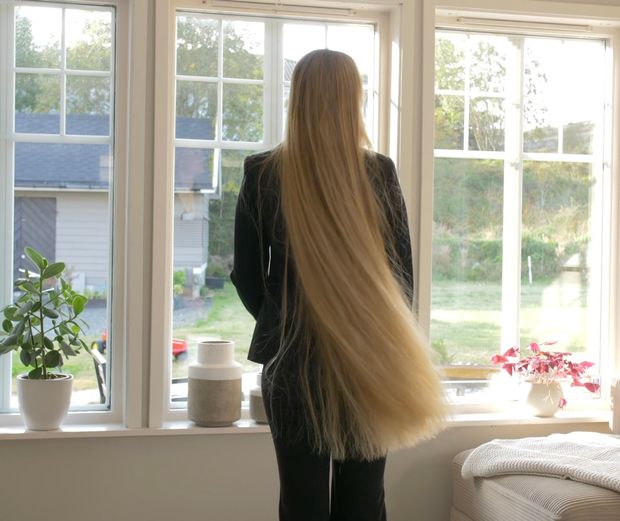 VIDEO - Extremely perfect thigh length hair