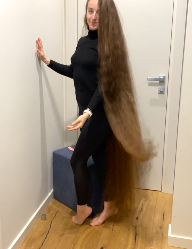 VIDEO - Brushing a pile of hair