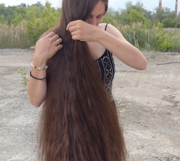 VIDEO - Displaying her massive mane in the wind