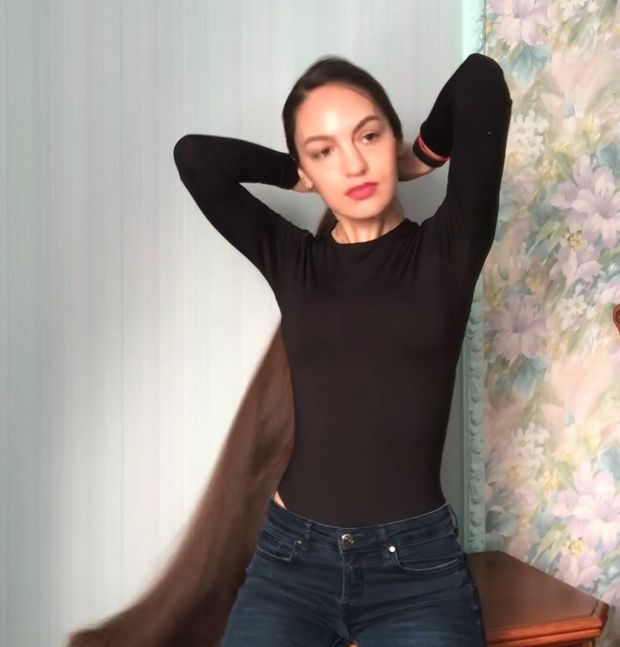 VIDEO - Alina&#x27;s long hair covering and smelling