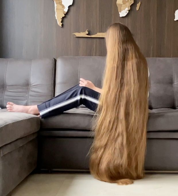 VIDEO - Extreme calf length hair play in sofa