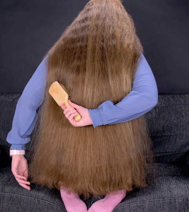 VIDEO - Brushing her massive mane
