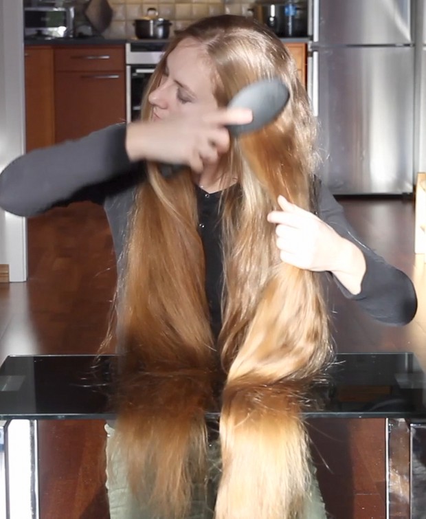 VIDEO - Rakel&#x27;s table hair play
