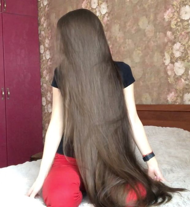 VIDEO - Super soft bundrops in front of her face