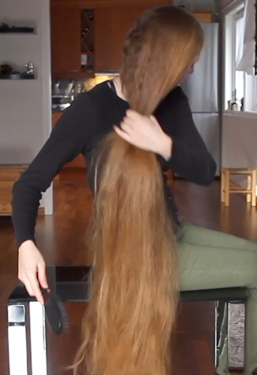 VIDEO - Rakel&#x27;s table hair play