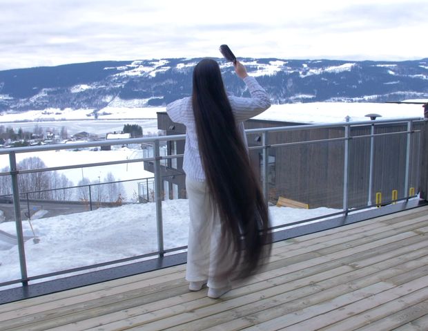 VIDEO - Hair display with a beautiful view