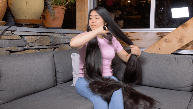 VIDEO - Rapunzel brushing in the sofa