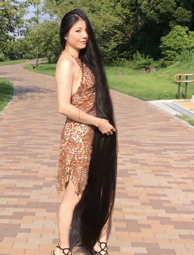 VIDEO - The longest black hair you have ever seen