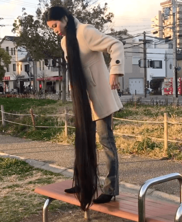 VIDEO - Floor length hair in public 2