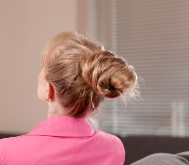 VIDEO - Extreme blonde bun elegance