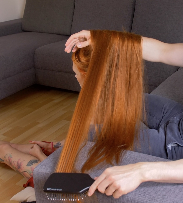 VIDEO - Benedicte&#x27;s scalp massage and hair play