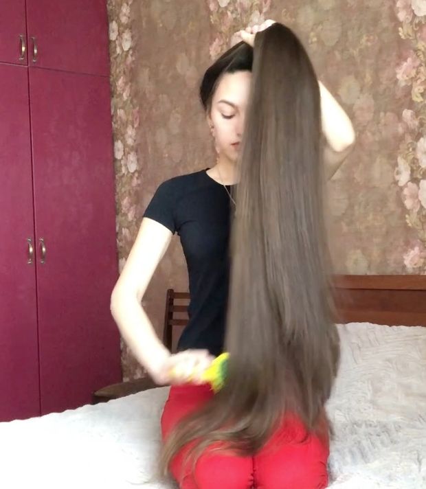 VIDEO - Super soft bundrops in front of her face