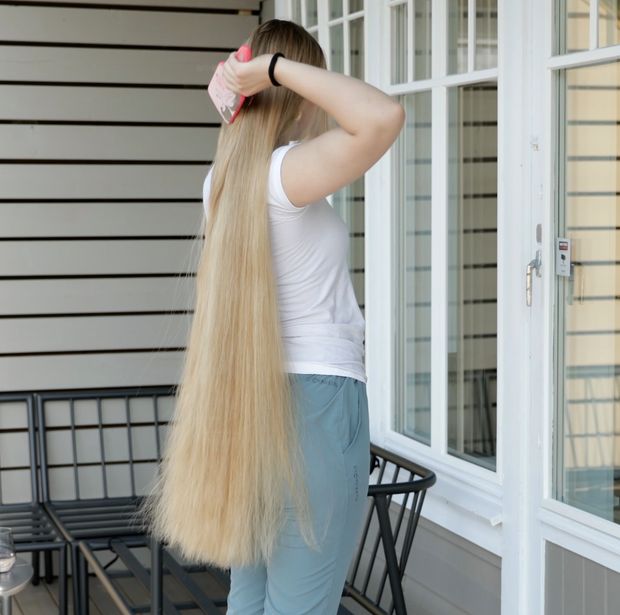 VIDEO - Blonde Rapunzel&#x27;s ultra beautiful hair