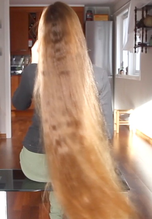 VIDEO - Rakel&#x27;s table hair play