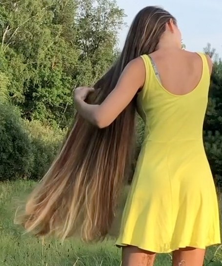 VIDEO - Blonde hair, pink comb