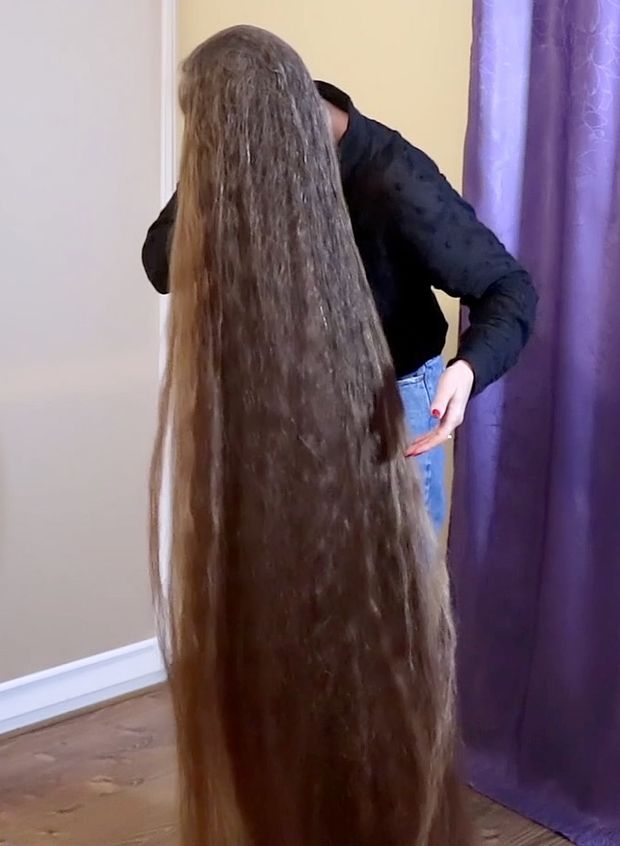 VIDEO - Extreme hair length is her passion